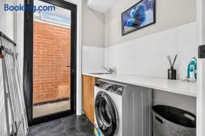 Leeds House 4BR New Build, Alfresco, 15 Min CBD - Image 1