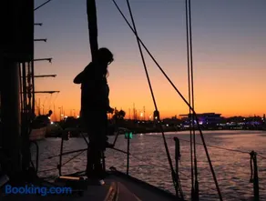 Magnificent sailboat with free parking for cars - Image 2