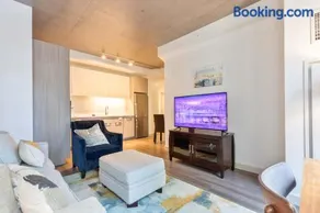 Luxury Apt with Amenities - Image 1
