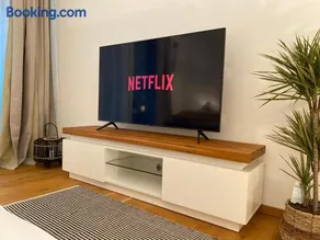Modern Zentral Parkplatz Terasse Netflix - Image 4