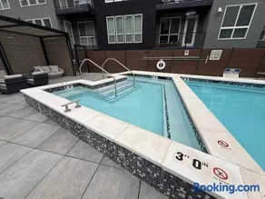 Prime Location Rooftop Pool Hot Tub & Gym - Image 4