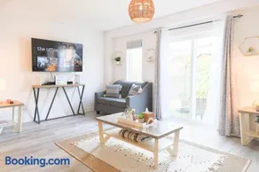 Family-Friendly Boho Stay - Sleeps 10 - Near the Falls - Image 4