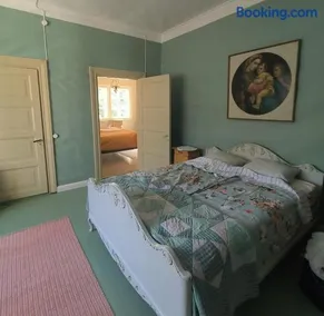 Accommodation in a pink house in Rautila - Image 3