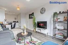 Tropical Suite - 2 Bed 2 Bath City Centre Netflix Games - Exclusive Weekly and Monthly DEALS - Raozee Homes - Image 2