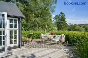 Well-Located Cottage Offering Peace, Nature And Spacious Outdoor Areas - Image 5