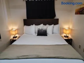 069B Comfortable Suite with Kitchenette and King Bed near South Rim sleeps 4 - Image 1