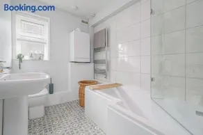 Stoops Hall - 2 bed first floor apartment - Image 3