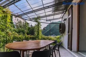 Spacious 4BR Home with Lake View - Image 2