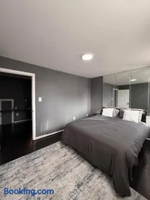 Cozy 2 BR home in South Philly - Easy City Access - Image 3