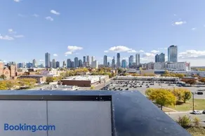 Sleek Loft 15 Min from NYC with Manhattan View - Image 4