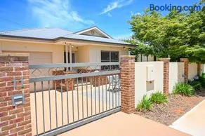 Griffith Prestige Apartment - Image 2