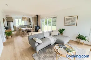 Stunning Top of the Otways Views 3-4 Bedroom House - Image 2