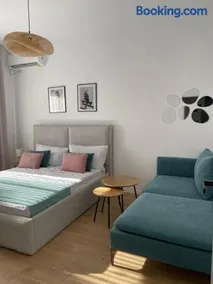 Sunny City Center Apartment - Image 3