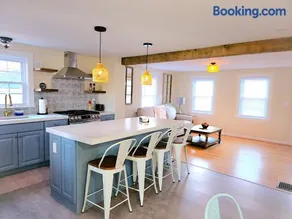 Cozy Coastal Cottage - Image 5
