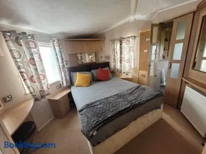Meadow Lakes 76 - sleeps 6 with a bath - Golden Palm Resort - Meadow Lakes Caravan & Lodge Hire - Image 5