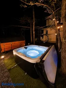 Golden Deer Lodge Hot Tub Sauna Sleeps 12 - Image 3