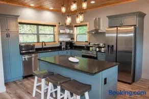 Augys View- Mountain Views-large parking-Large Cabin - Image 3