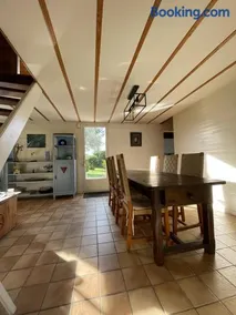 Maison familiale en bois avec piscine, proche du bassin - Image 1