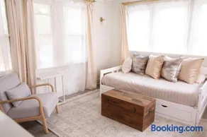 The Tiny House 2KingBds Quaint Retreat OR Campus - Image 3