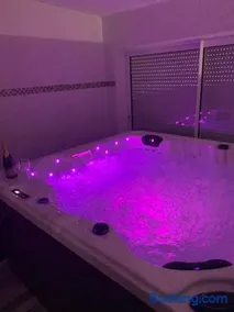 Chez SOPHIE, logement avec jacuzzi et salle cinéma - Image 2