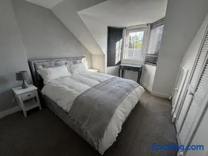 Modern 3-Bedroom Home with Cozy Cinema-Style Living Space - Image 4
