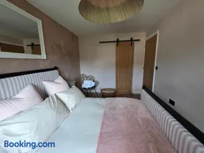 Olive & Ember - 1 Bed with private garden - Image 2