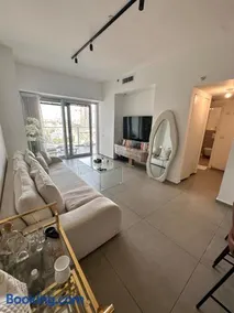 TLV Stylish Apt Pool Parking Balcony Azrieli - Image 1