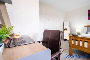 2 Bed Elegant home with Parking in Harlow - Image 4
