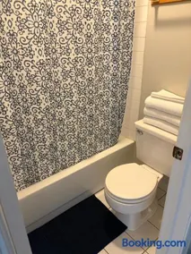 J Luxury Suites Cute & Cozy 1Br Bi Level Loft Style Apt - Image 2