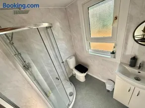 Shell's Lodge Compact 8-Bedroom Chalet Maryville Caravan Site Uddingston, Glasgow - Image 2