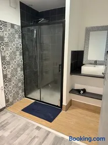 Completely renovated house - Image 1