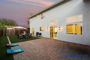 Entire Private House with 3 Bedrooms 2 Bathrooms, with Garage, Gated Yard, King Bed House, Available Now - Image 2