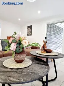 5-Bedroom House: Ensuite, Netflix, Prime Location - Image 2