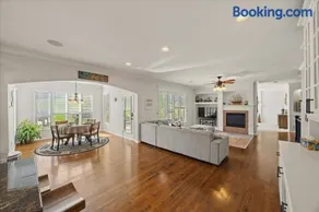 Stunning private villa pond theater - Image 4