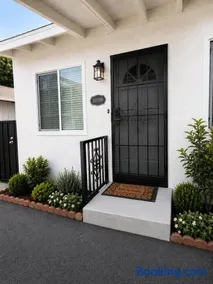 Quiet Furnished Pasadena Retreat Near Freeways - Image 4