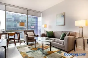 Modern Apt with Indoor Pool - Image 1