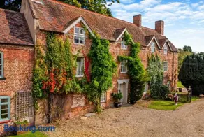 Historic 6-Bed Manor near Shifnal, Parking - Image 1