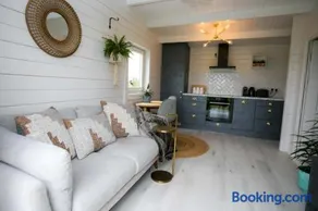 The Paddocks Cabin - Stylish, Cozy & Private - Image 1