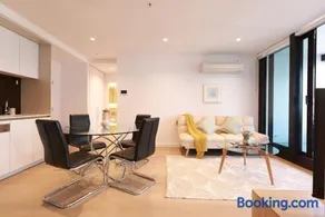 City View 2BR With Parking 6 Min Walk To MCEC - Image 1