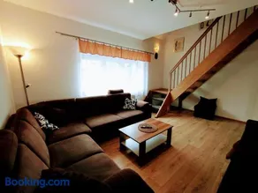 Apartment with a garden - Image 3