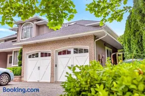 Surrey Two Bedroom Suite with Pool Access - Image 4