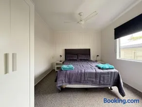 Top Level Unit With Gorgeous Waterviews - Image 3