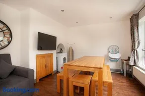 3bed House, Sleeps 7 - Hot Tub, Garden, Parking - Image 4