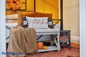 *The 4Seasons:Themed Retreat w/Hot Tub-Pool Table* - Image 4