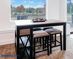 Stunning waterfall with spacious peaceful retreat - Image 1