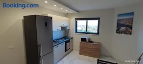Skyline Court Boutique Apartments with Pool - Image 3