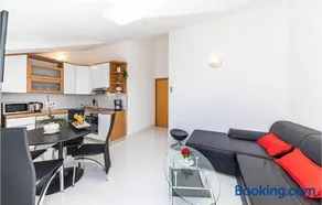 Three-Bedroom Apartment In Kastel Kambelovac - Image 4