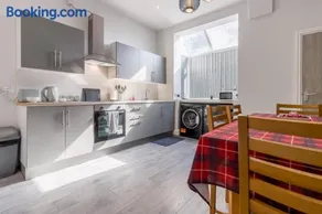 4 Bed House Sleeps 7 with Fast WiFi and free parking - Image 2