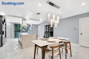 Daytona 500 Retreat Renovated 5 Bedroom Oasis - Image 4