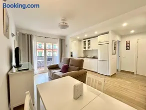Urban Bay City Center & Beach Apartment - Image 1
